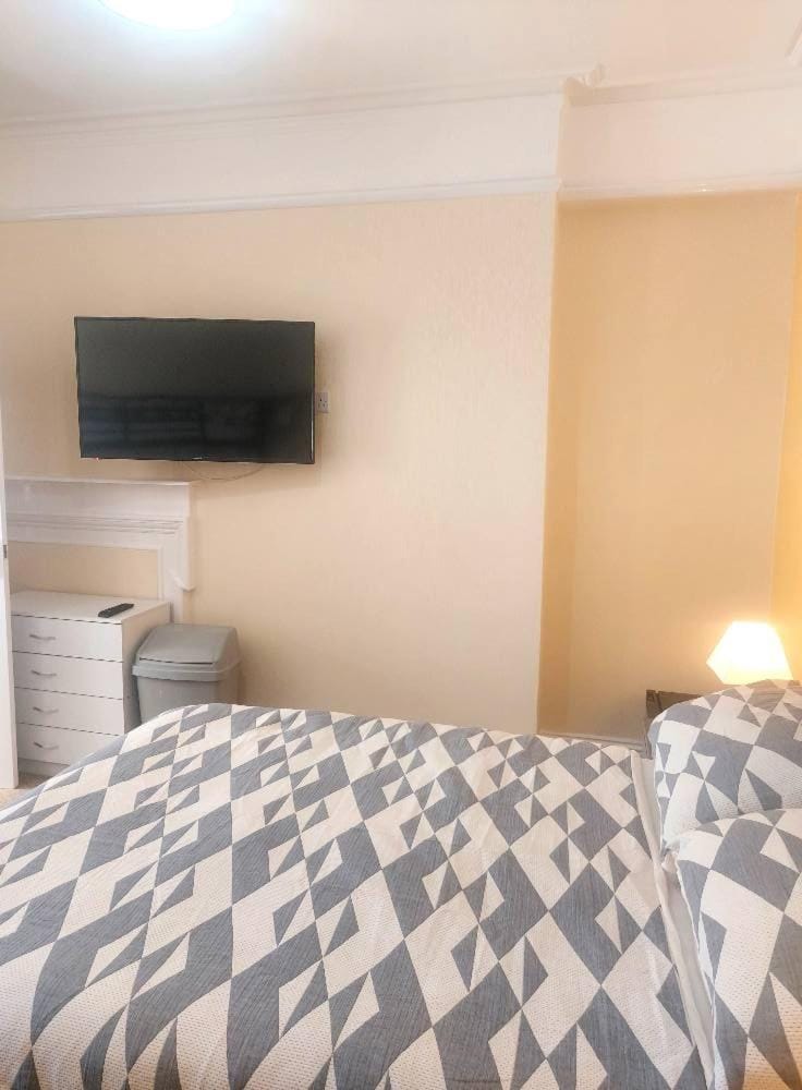 Lea Hurst B & B Bed and Breakfast in Bournemouth