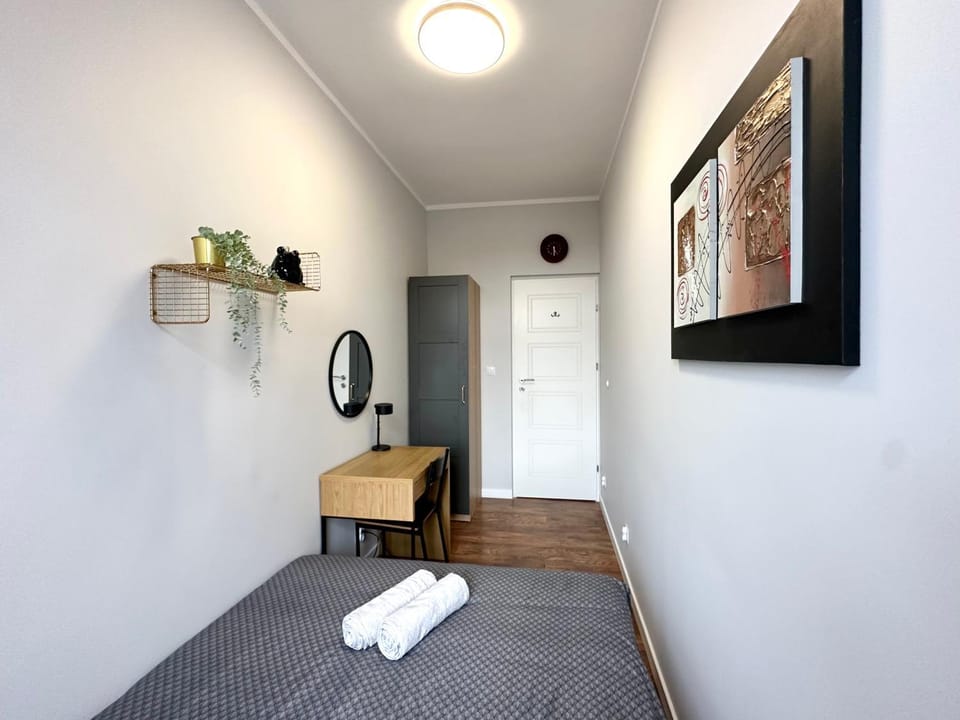Bed, Photo of the whole room, towels