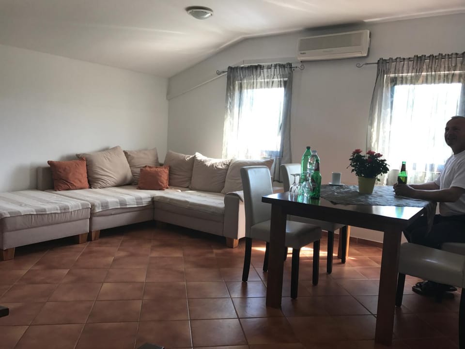 TV and multimedia, Living room, Seating area, Dining area, Food, Garden view, Alcoholic drinks, Non alcoholic drinks