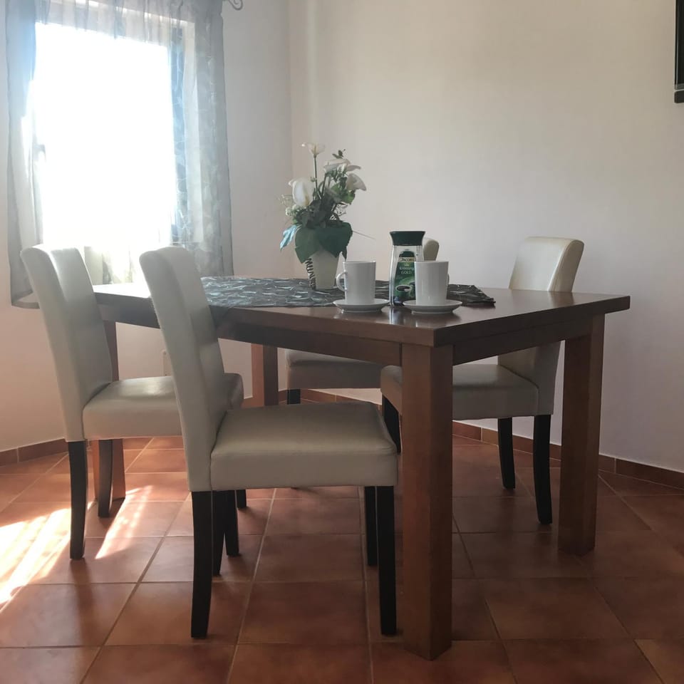TV and multimedia, Living room, Seating area, Dining area, Food, Garden view, Alcoholic drinks, Non alcoholic drinks