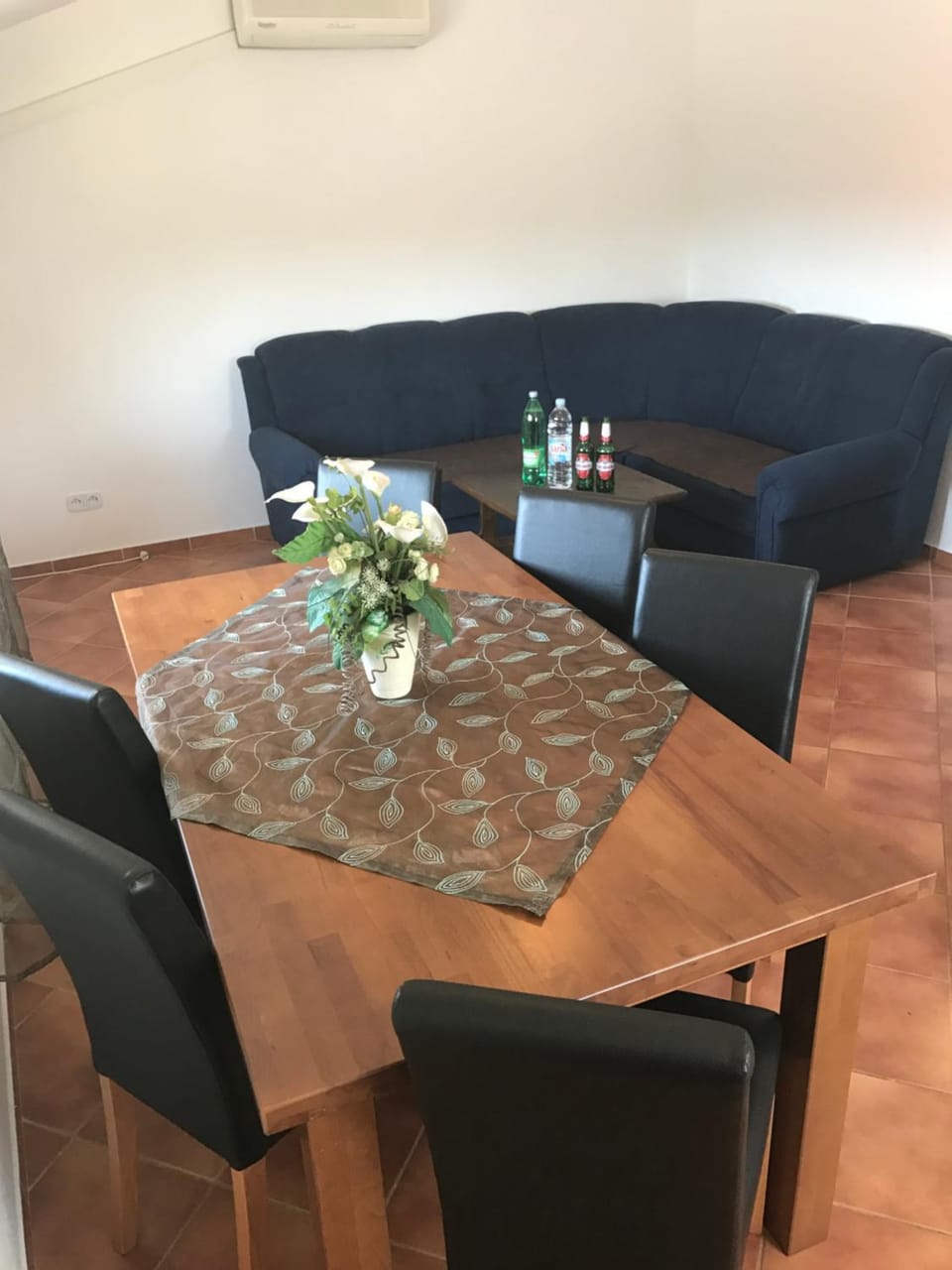 TV and multimedia, Kitchen or kitchenette, Living room, Seating area, Dining area, Food, Garden view, Alcoholic drinks, Non alcoholic drinks