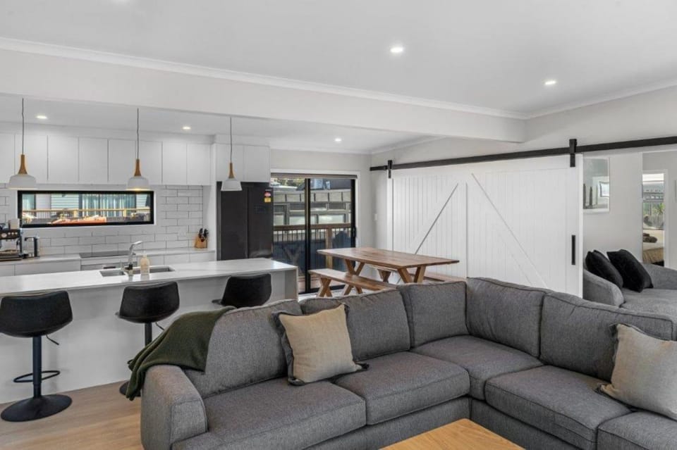 Recline on Leo House in Bay Of Plenty