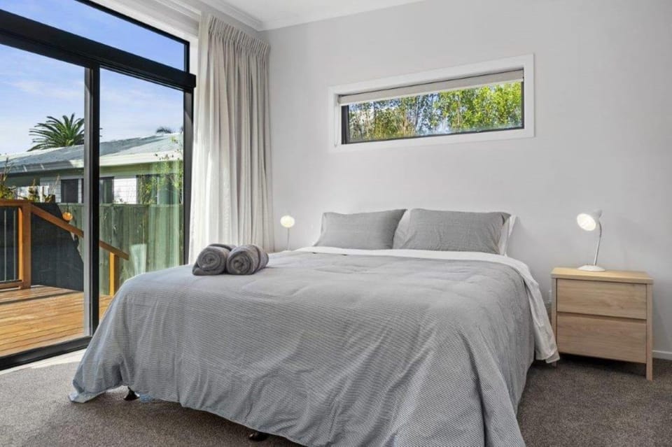 Recline on Leo House in Bay Of Plenty