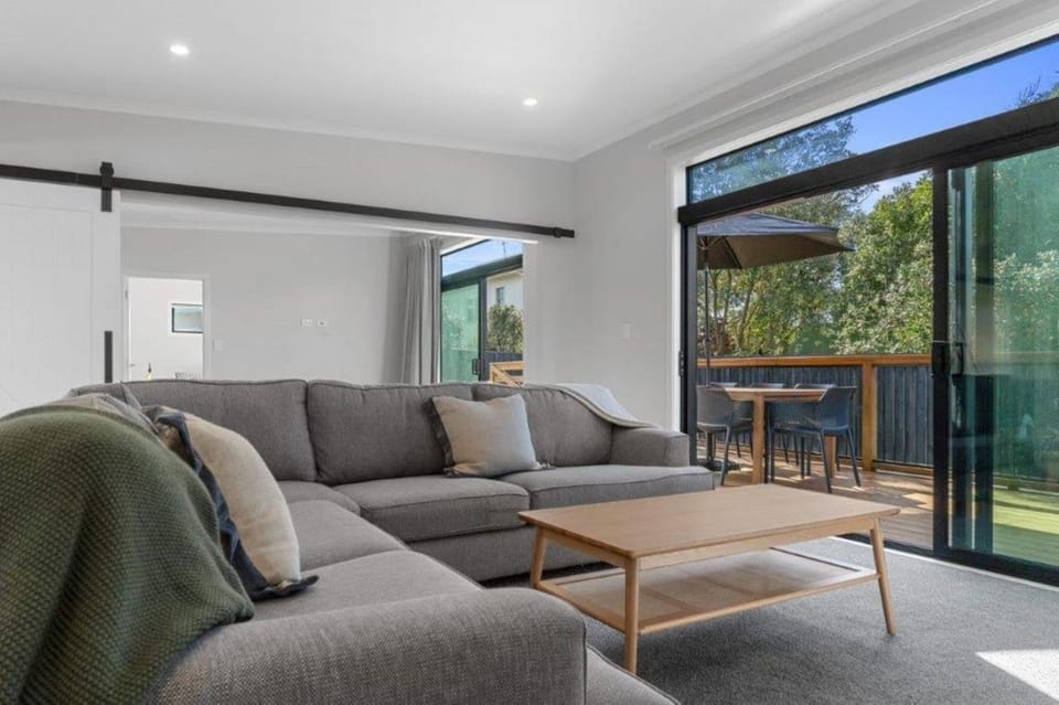 Recline on Leo House in Bay Of Plenty