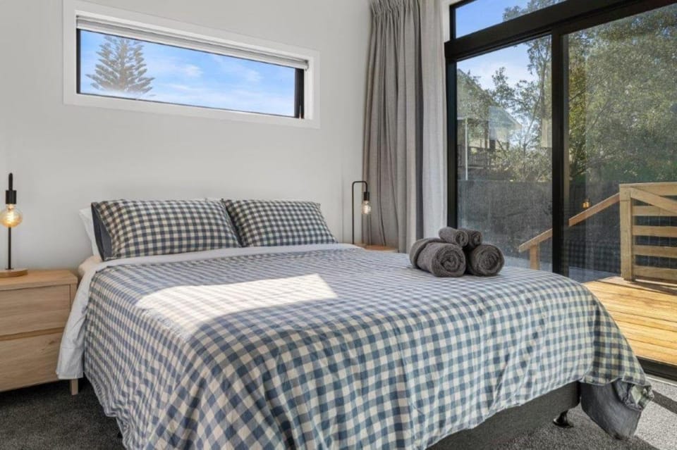 Recline on Leo House in Bay Of Plenty