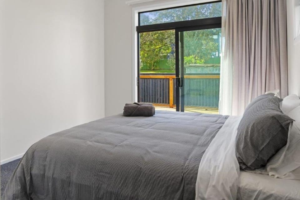 Recline on Leo House in Bay Of Plenty