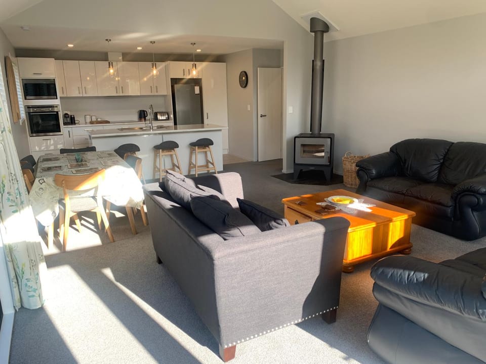 Communal lounge/ TV room, TV and multimedia, Kitchen or kitchenette, Living room, Seating area, Dining area, Evening entertainment, minibar, pet friendly, stove