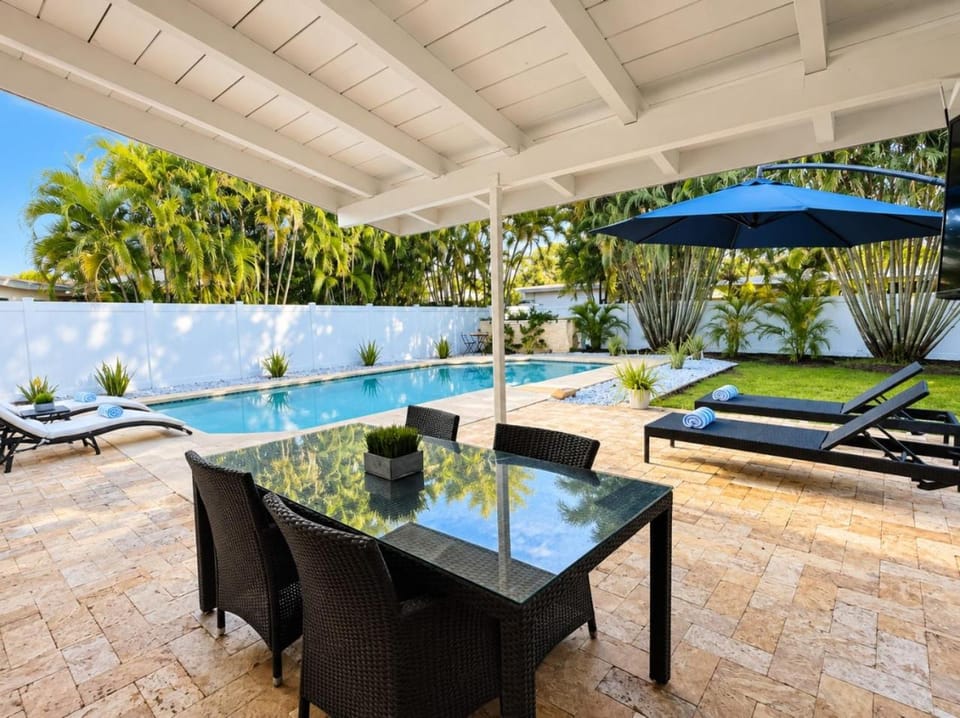 Patio, Day, Natural landscape, Garden, Garden view, Pool view, Swimming pool, sunbed