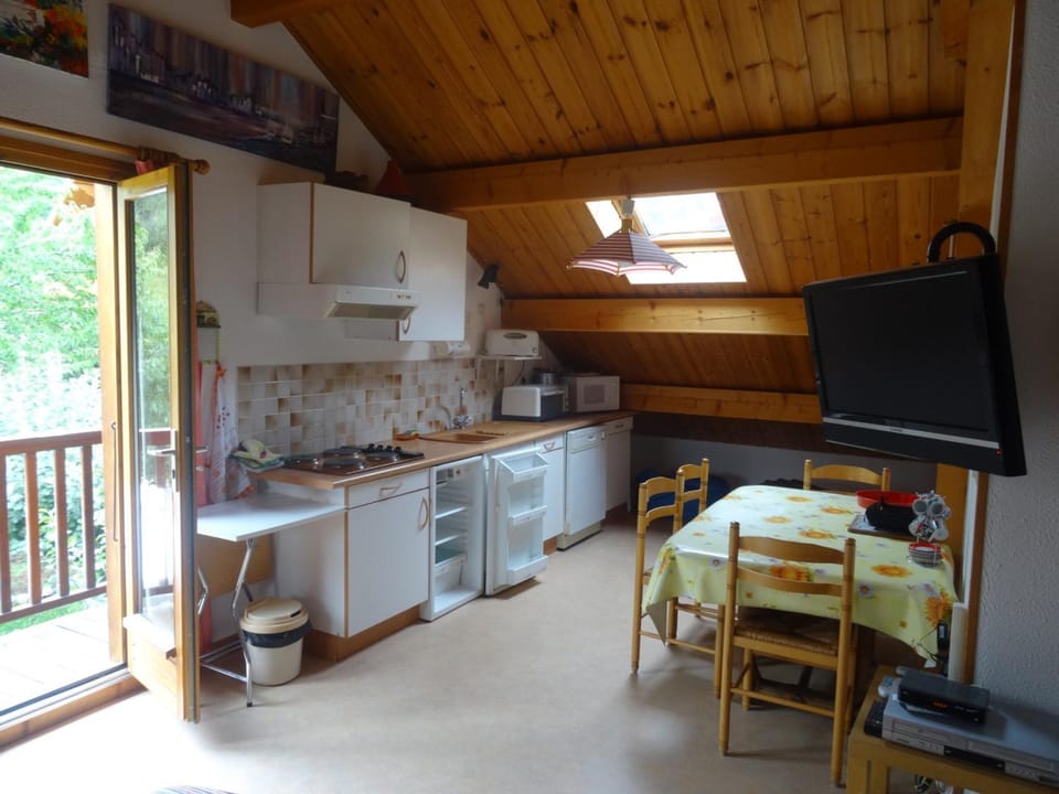 Charmant 2 Pièces + Coin Montagne - Parking Privé, WiFi, Proche Pistes - FR-1-762-31 Apartment in Briançon