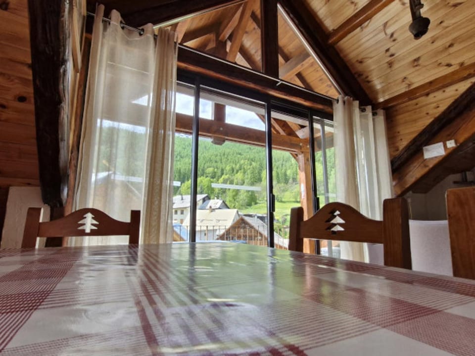 Chalet 11 pers, 5 ch, pied des pistes, balcon, parking, Wi-Fi, cheminée, Serre Chevalier - FR-1-762-27 Apartment in Saint-Chaffrey
