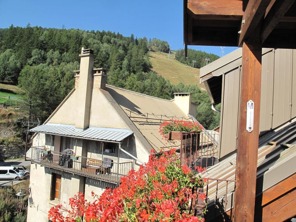 Chalet 11 pers, 5 ch, pied des pistes, balcon, parking, Wi-Fi, cheminée, Serre Chevalier - FR-1-762-27 Apartment in Saint-Chaffrey