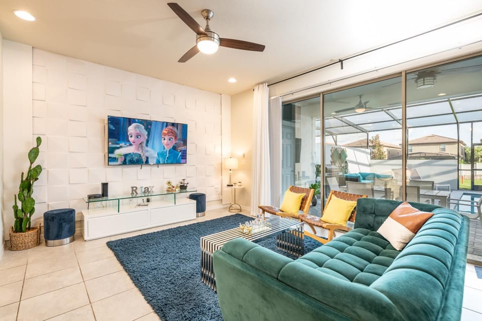 TV and multimedia, Living room, Seating area, fireplace