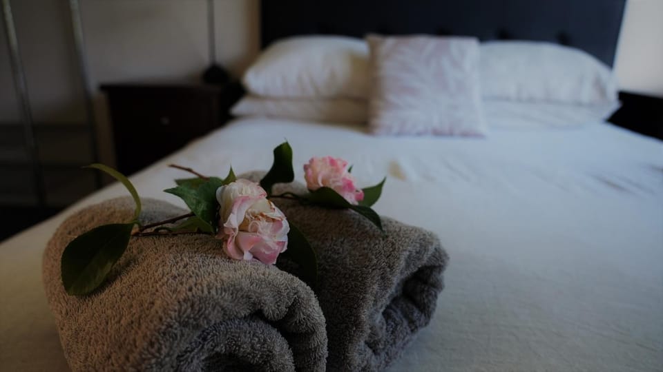 Bed, towels