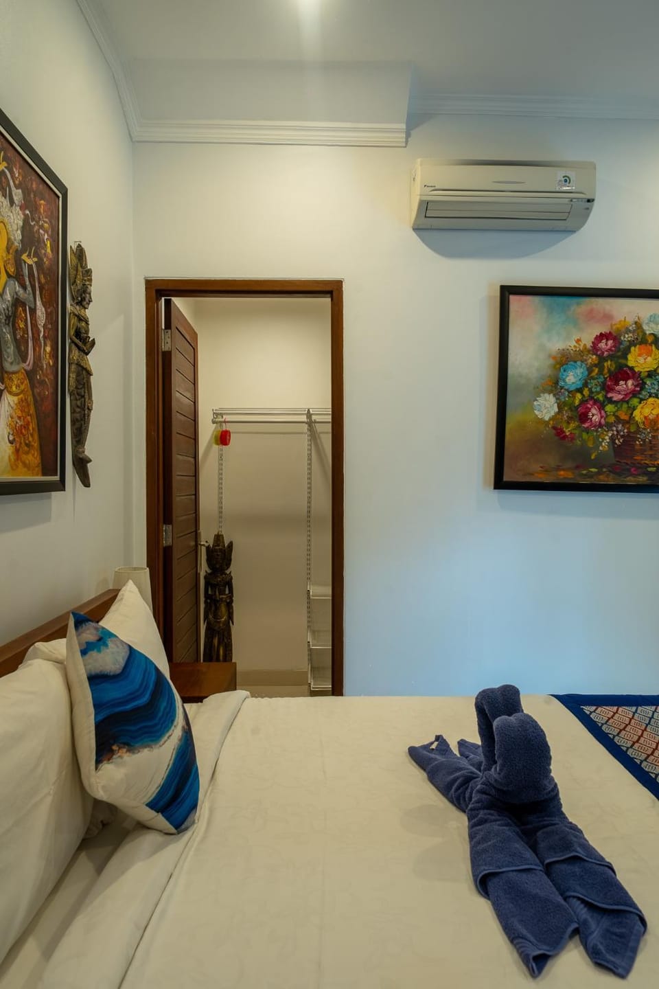 Bed, Bedroom, towels, air conditioner
