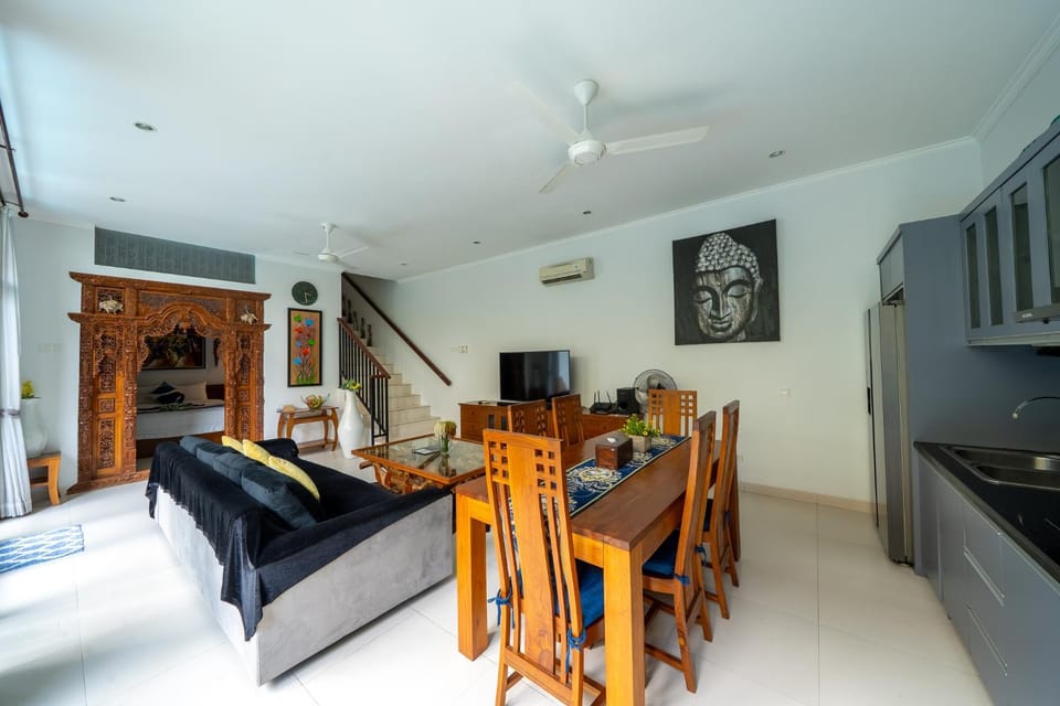 TV and multimedia, Kitchen or kitchenette, Living room, Seating area, Dining area, air conditioner