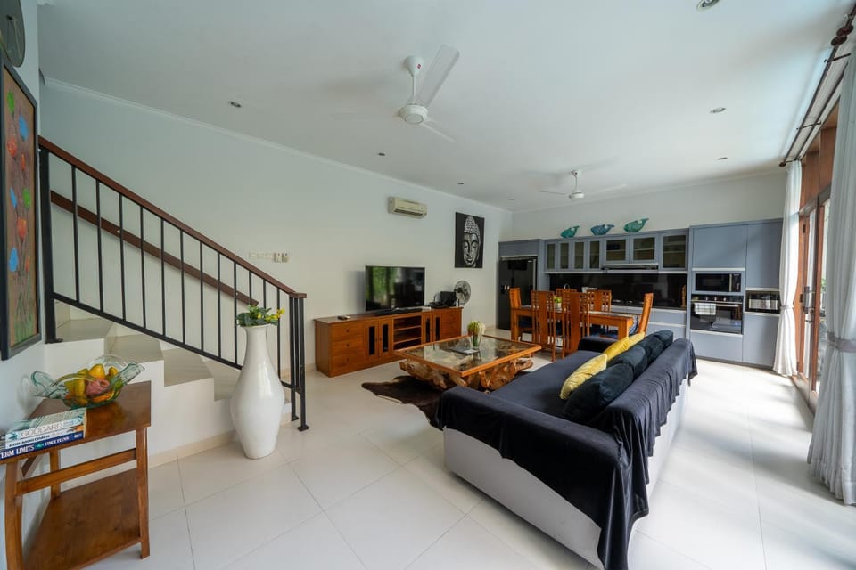 Communal lounge/ TV room, TV and multimedia, Kitchen or kitchenette, Living room, Seating area, Dining area, air conditioner