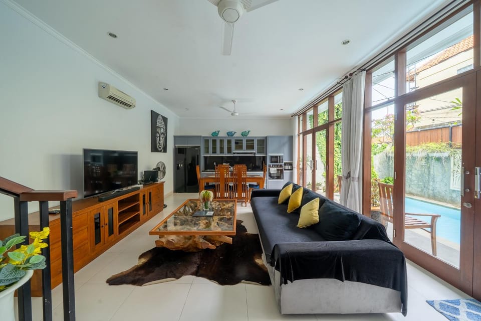 TV and multimedia, Living room, Seating area, Dining area