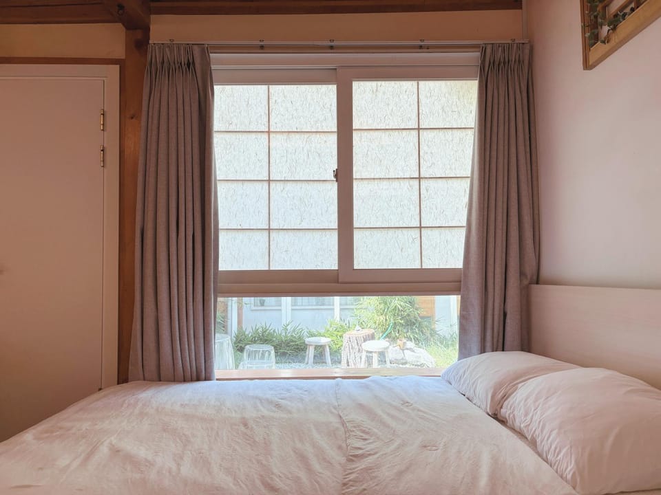 Bed, Photo of the whole room, Decorative detail, Bedroom, Garden view, Area and facilities