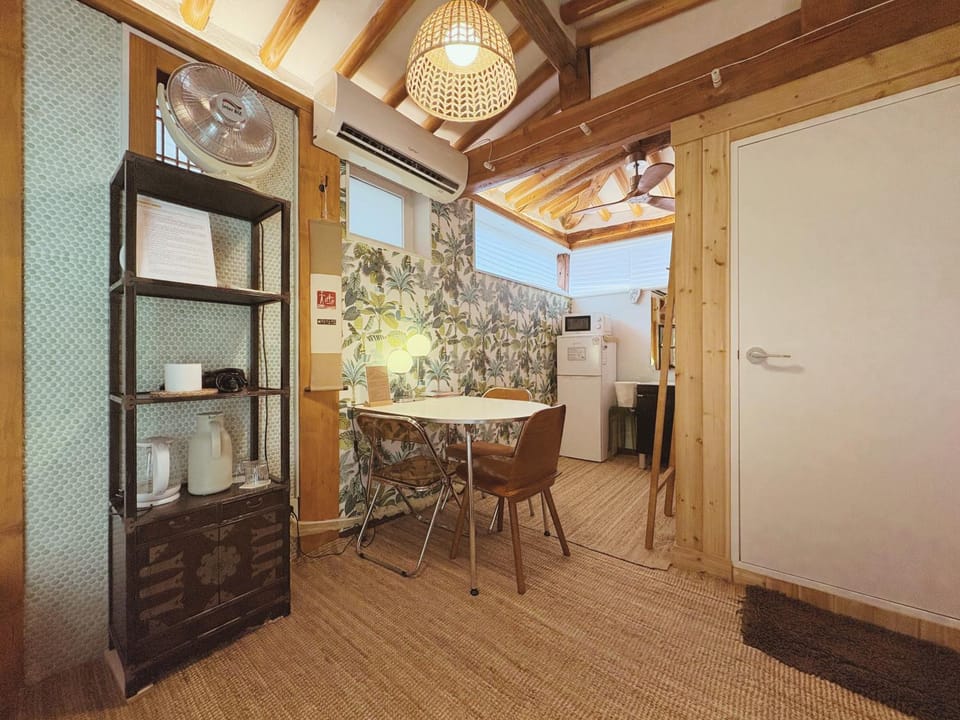 Photo of the whole room, Decorative detail, Seating area, Dining area, Area and facilities, furniture
