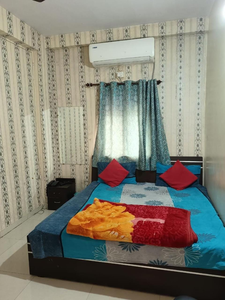 Bed, group of guests, Family, fireplace, air conditioner