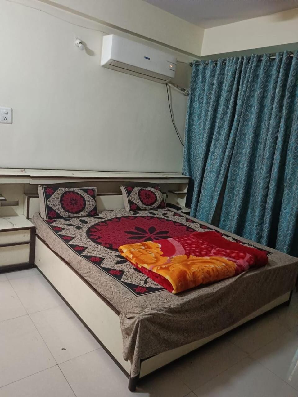 Bedroom, fireplace, air conditioner