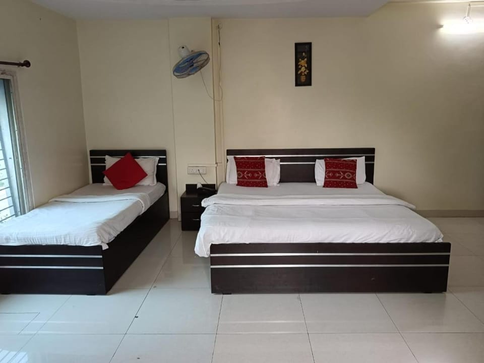 Bed, children, group of guests, Family, fireplace, microwave