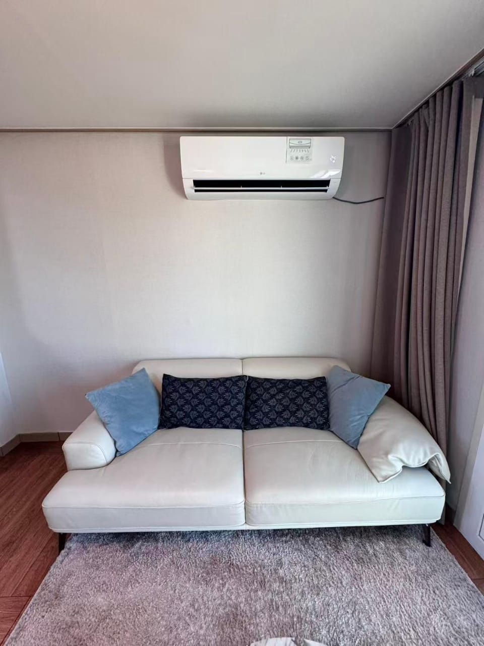 Living room, air conditioner