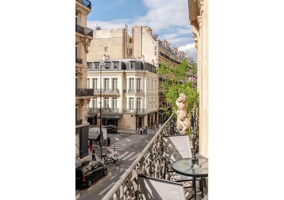 Property building, Nearby landmark, Neighbourhood, Balcony/Terrace, City view, Street view, Shopping Area, Location, Parking