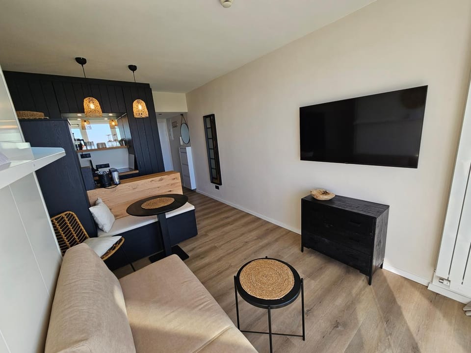 TV and multimedia, Kitchen or kitchenette, Living room, Seating area