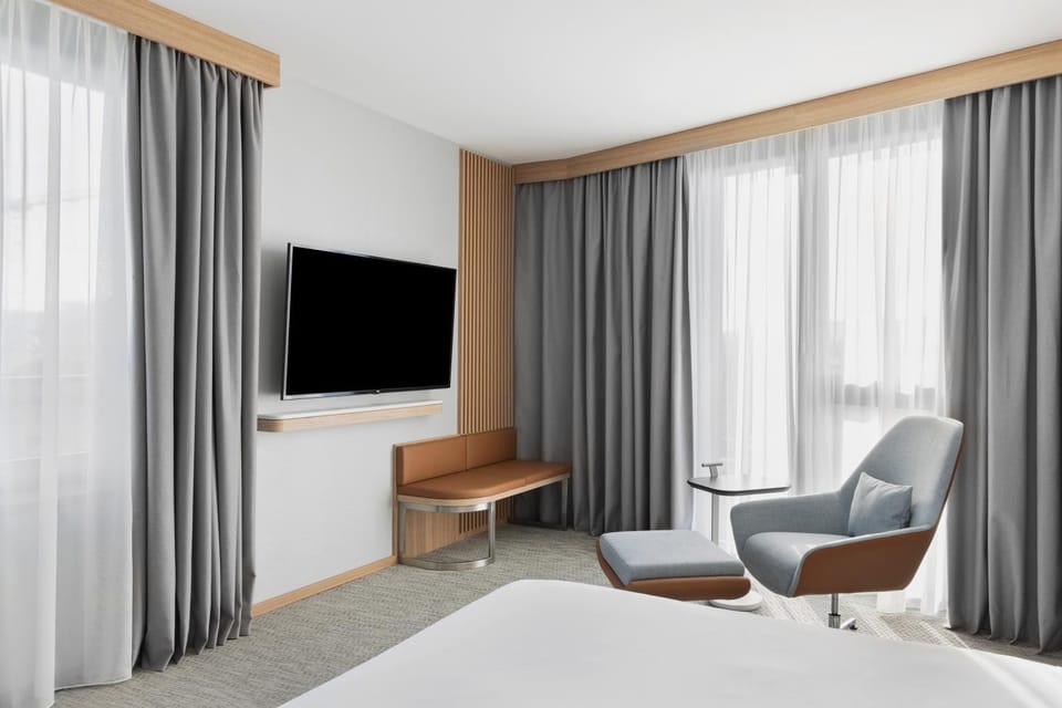 TV and multimedia, Seating area, Bedroom
