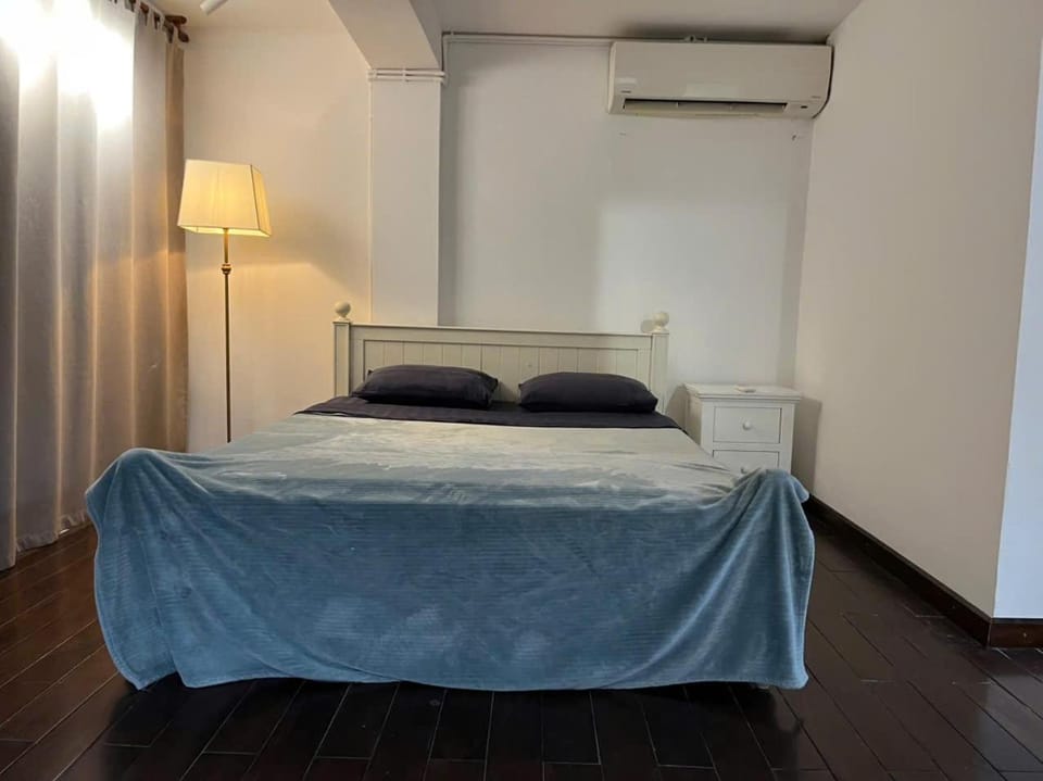 Bed, air conditioner
