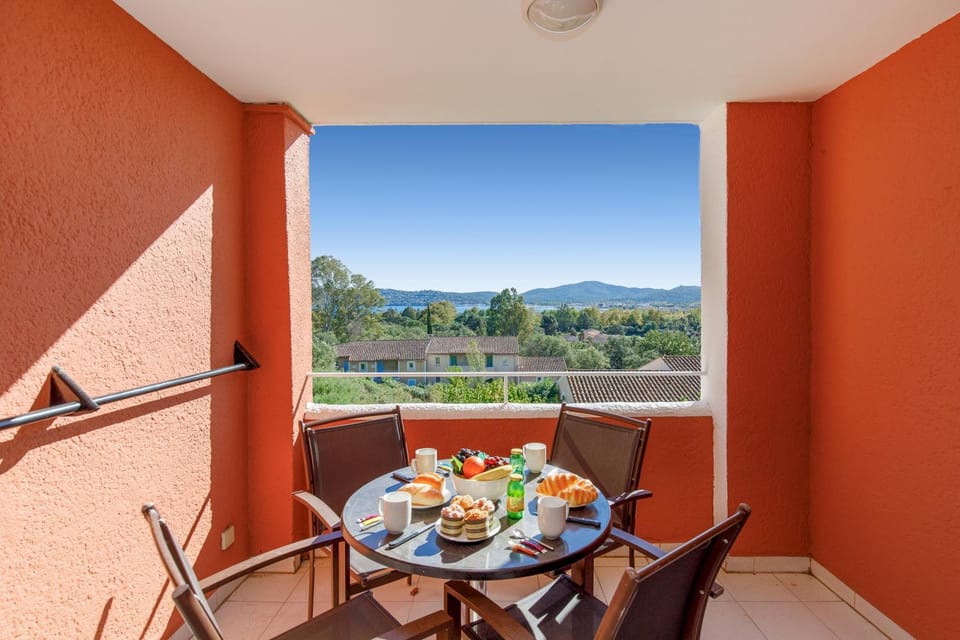 View (from property/room), Balcony/Terrace, Dining area