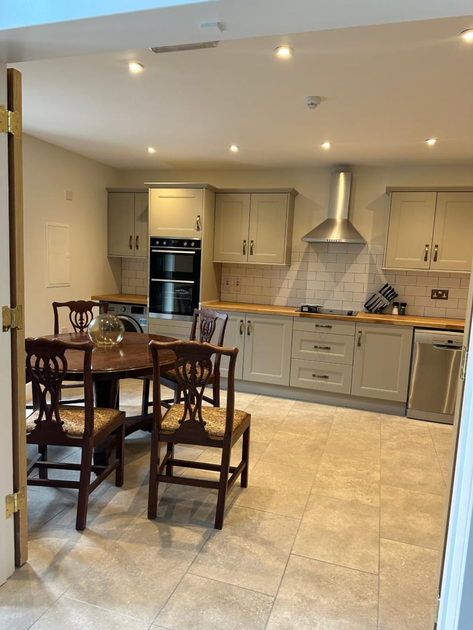 Coffee/tea facilities, Dining area, dishwasher, minibar, stove, washing machine, kitchen