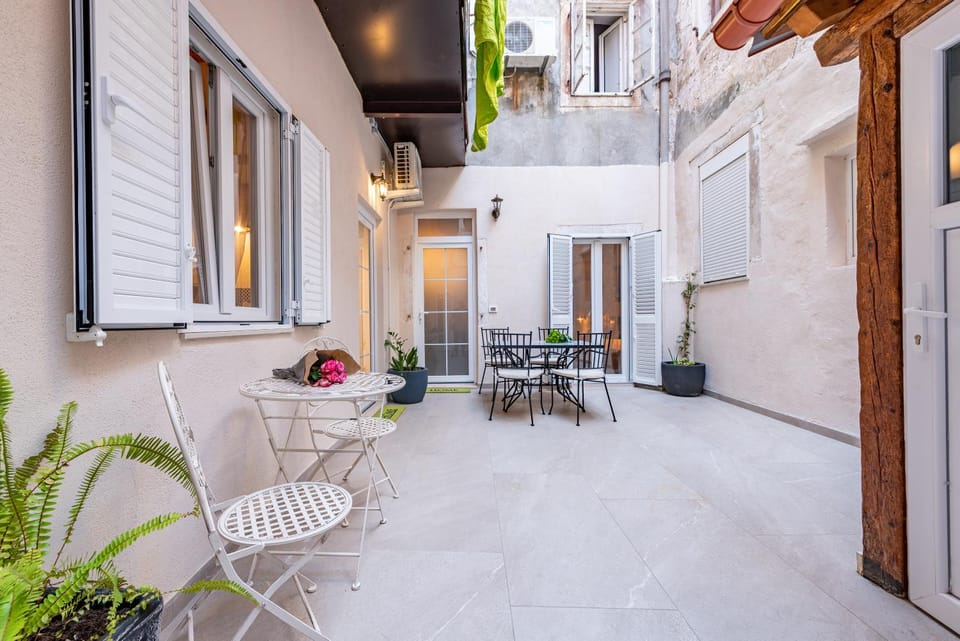 Property building, Day, Balcony/Terrace, Seating area