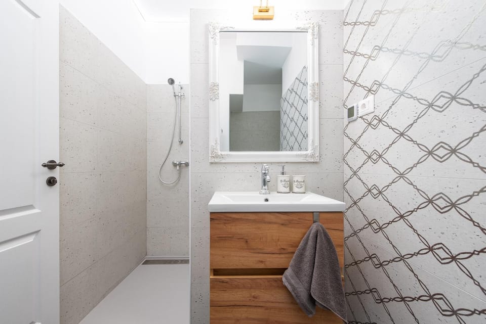 Shower, Bathroom, towels