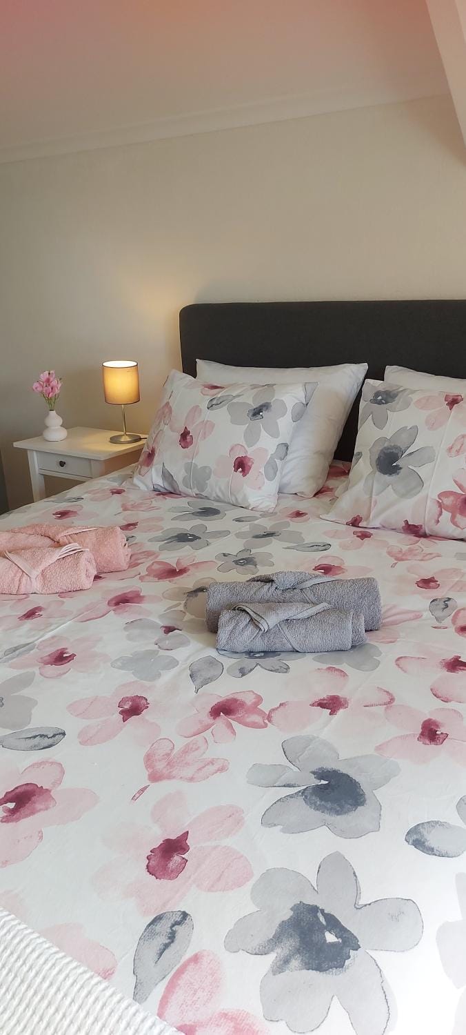 Bed, Photo of the whole room, Bedroom, towels