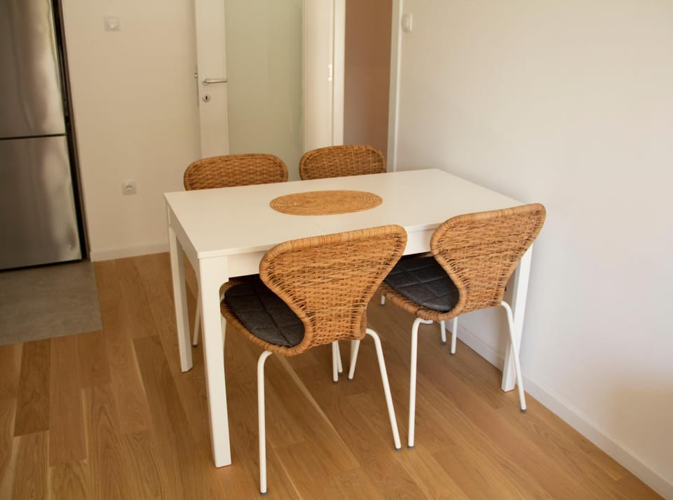 Seating area, Dining area, air conditioner