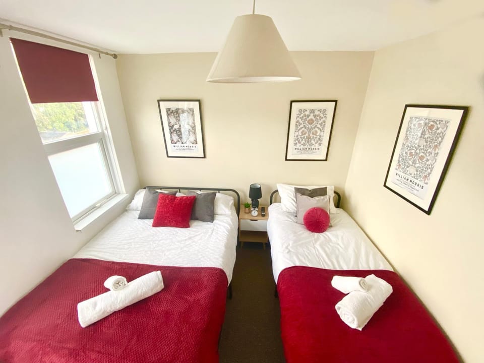 Bed, TV and multimedia, Photo of the whole room, Bedroom, towels
