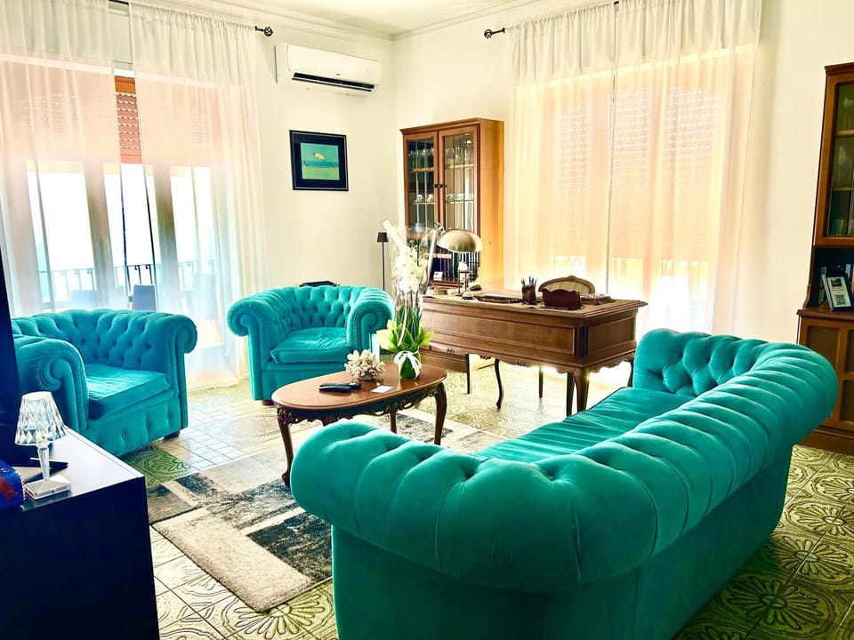 TV and multimedia, Living room, Seating area, air conditioner