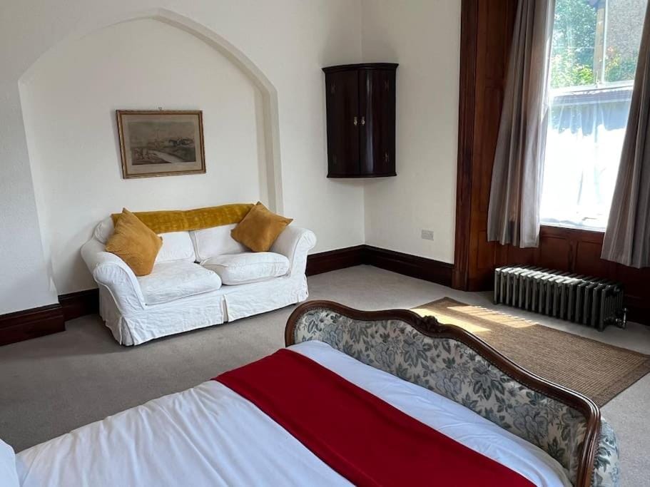 Bed, Seating area, Bedroom