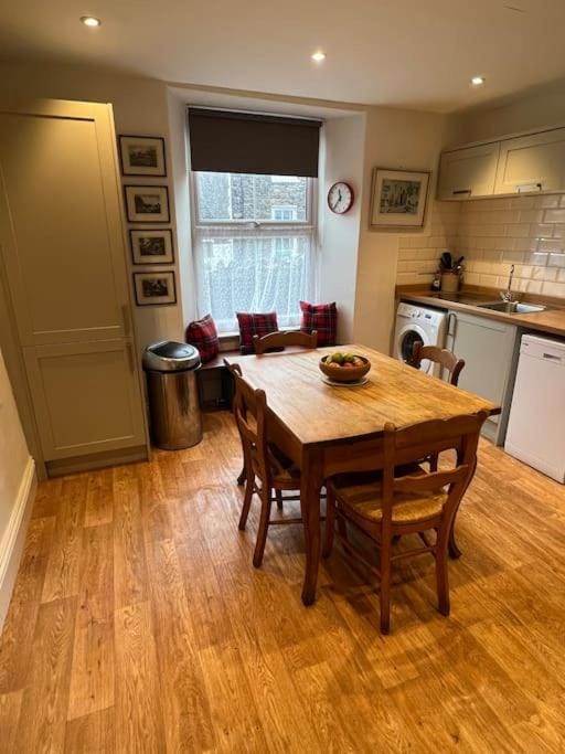 Kitchen or kitchenette, Seating area