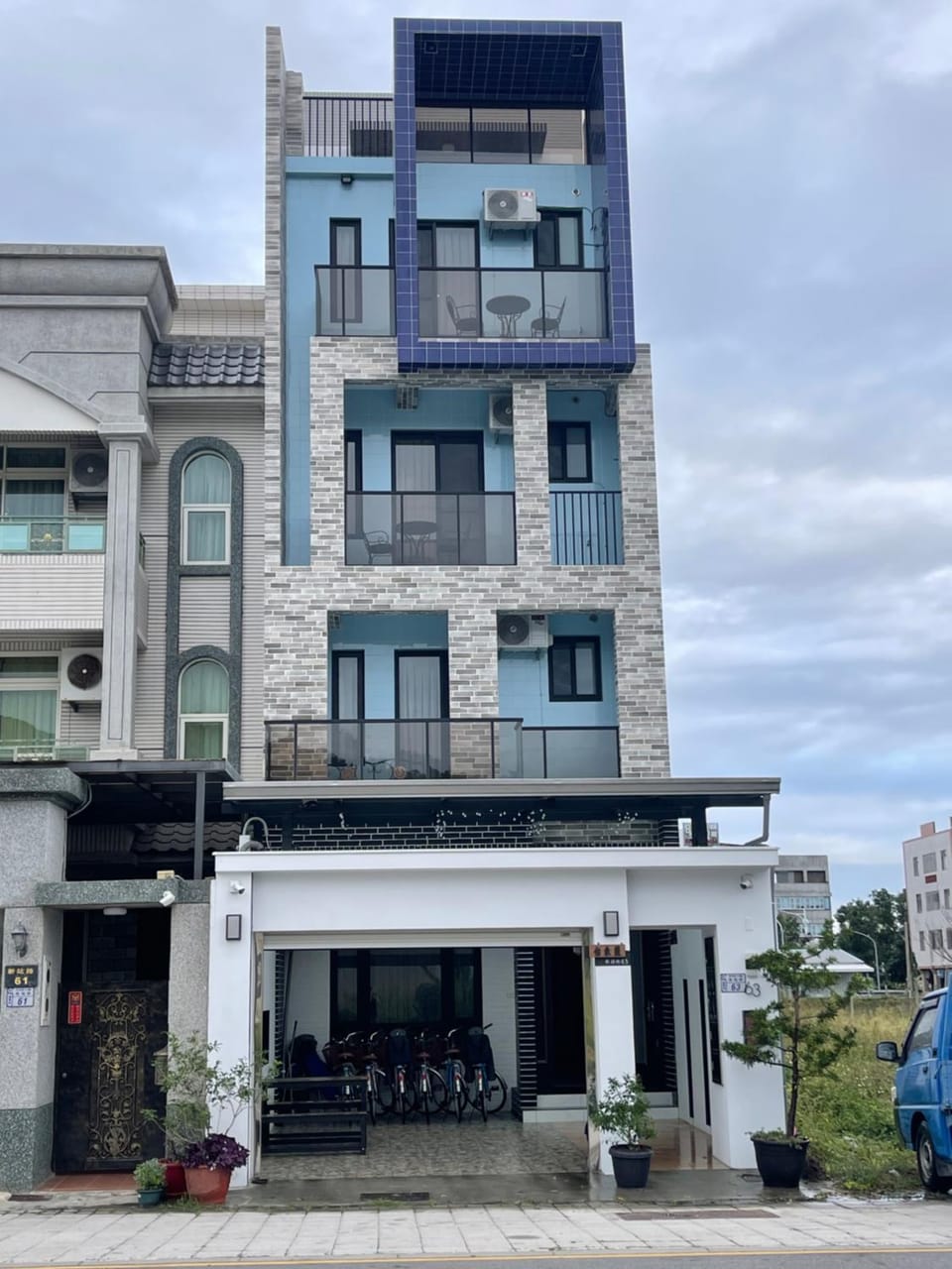 Property building, Day, Balcony/Terrace