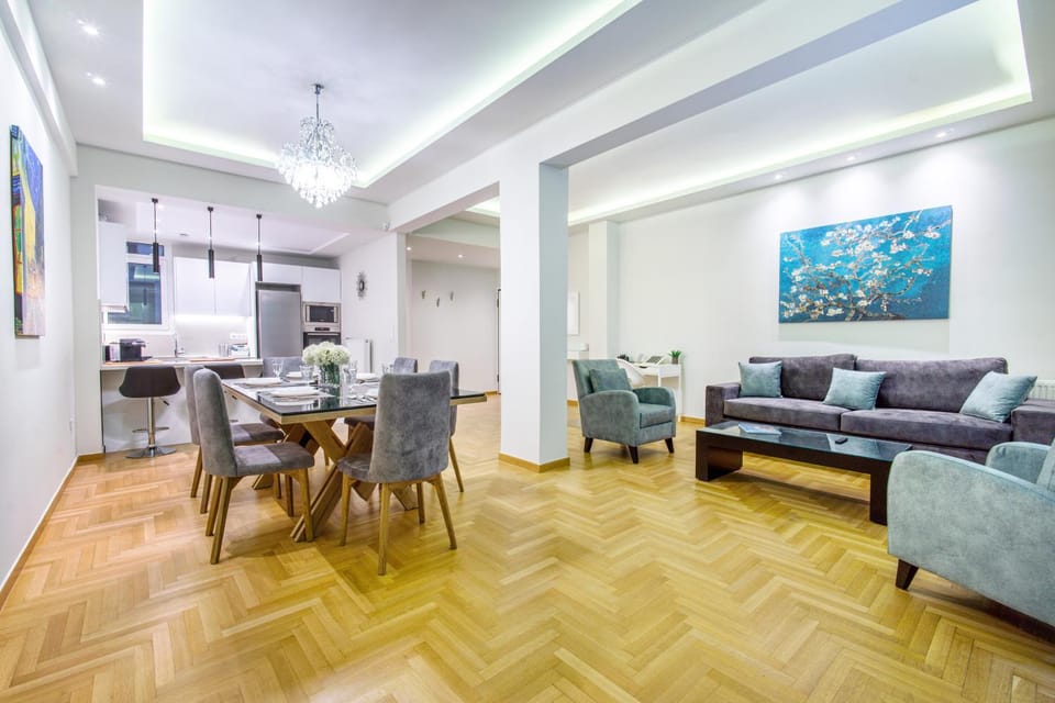 Kitchen or kitchenette, Seating area, Dining area