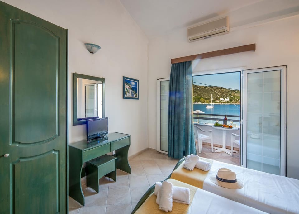 Bed, TV and multimedia, Bedroom