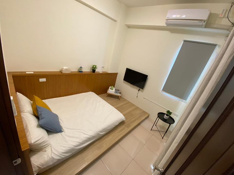 Photo of the whole room, air conditioner