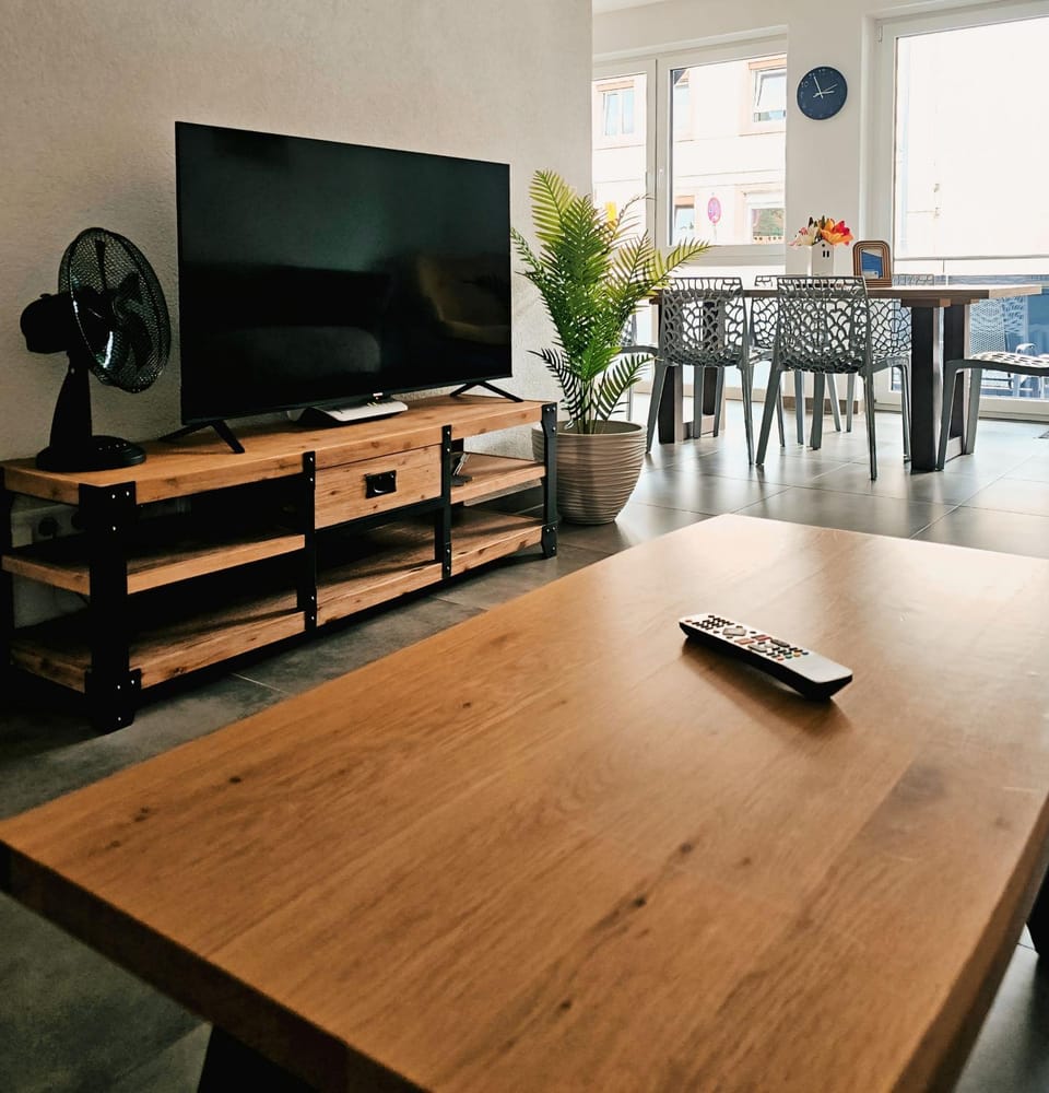 TV and multimedia, Living room, Evening entertainment