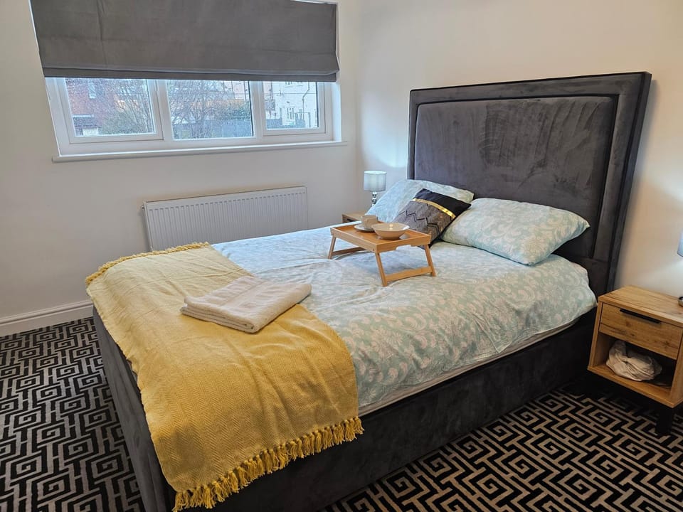Bed, Photo of the whole room, Bedroom, towels