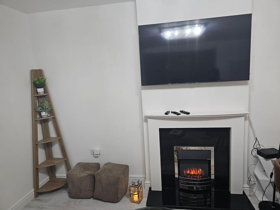 TV and multimedia, Living room, Seating area, flat iron