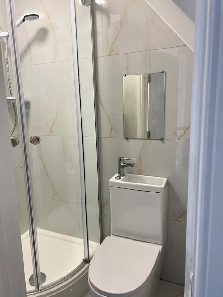 Catherine 5 bedroom house Apartment in Crewe