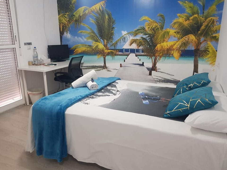 Bed, Photo of the whole room, Bedroom